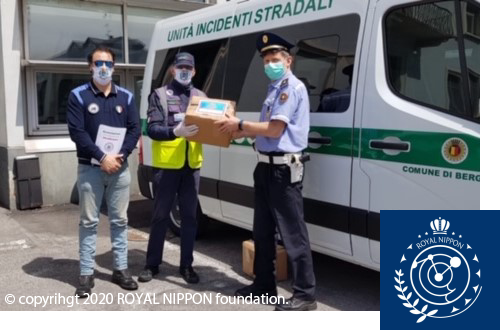 イタリア警察協会を通じて、ベルガモ市警察、軍警察、国家警察へそれぞれマスクを寄付しました。