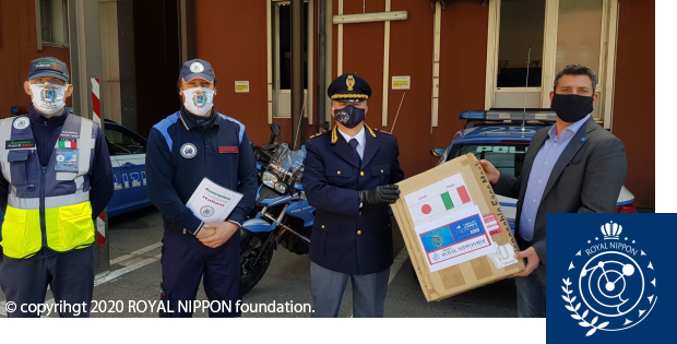 イタリア警察協会を通じて、ベルガモ市警察、軍警察、国家警察へそれぞれマスクを寄付しました。