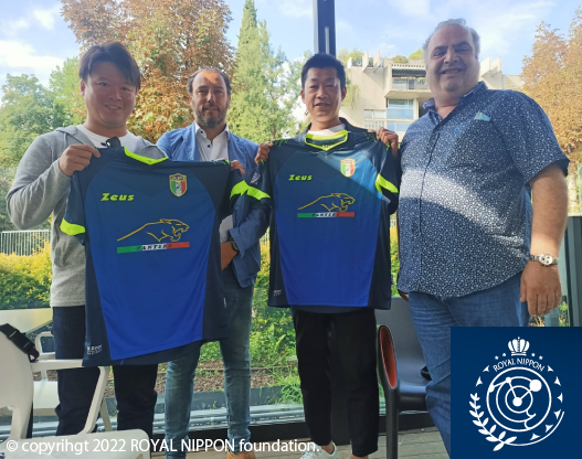イタリア警察サッカーチームのユニホームに友情の証として財団のロゴマークを入れて頂ける事になりました。