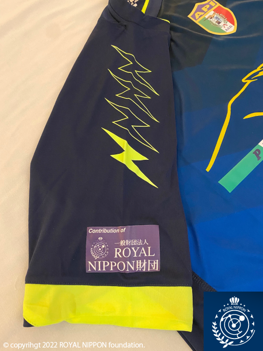 イタリア警察サッカーチームのユニホームに友情の証として財団のロゴマークを入れて頂ける事になりました。