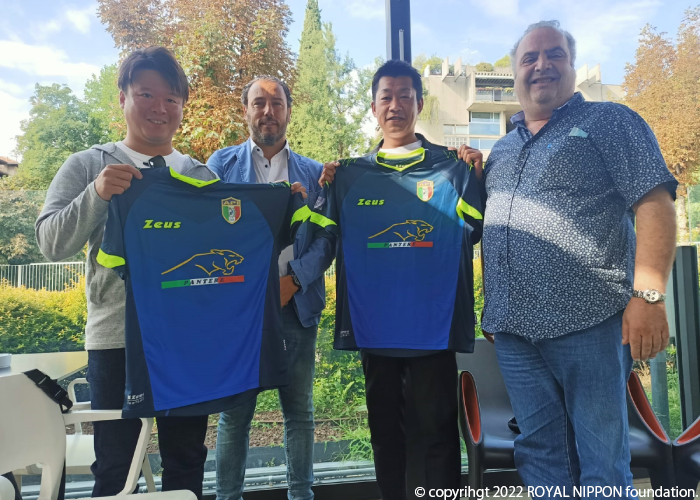 イタリア警察サッカーチームのユニホームに友情の証として財団のロゴマークを入れて頂ける事になりました。