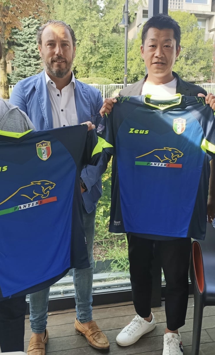 イタリア警察サッカーチームのユニホームに友情の証として財団のロゴマークを入れて頂ける事になりました。